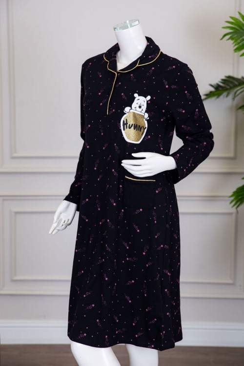 قميص نسائي شتوي ميدي لون أسود مزين بنجوم وردية و بكتابات رسومات و جيب من الأمام ياقة مطوية بأزرار و بأكمام طويلة