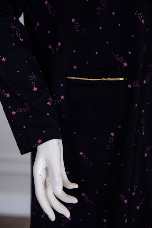 قميص نسائي شتوي ميدي لون أسود مزين بنجوم وردية و بكتابات رسومات و جيب من الأمام ياقة مطوية بأزرار و بأكمام طويلة