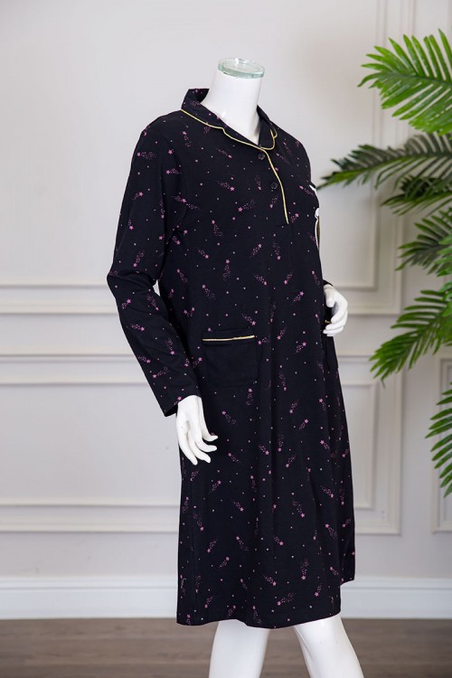 قميص نسائي شتوي ميدي لون أسود مزين بنجوم وردية و بكتابات رسومات و جيب من الأمام ياقة مطوية بأزرار و بأكمام طويلة