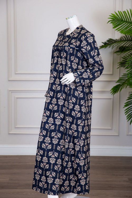 قميص نسائي شتوي طويل لون أبيض مزين برسومات باللون السماوي ياقة دائرية بأزرار و أكمام طويلة