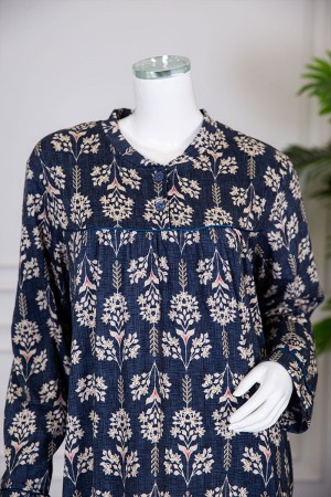 قميص نسائي شتوي طويل لون كحلي مشجر باللون البيج ياقة دائرية بأزرار و بأكمام طويلة