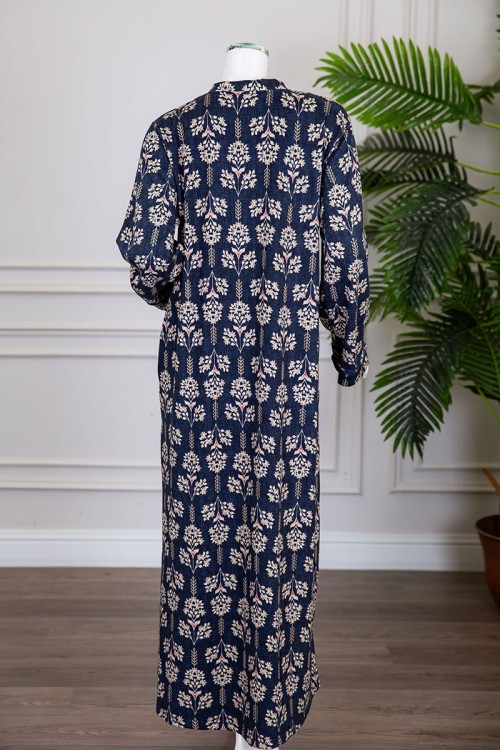 قميص نسائي شتوي طويل لون أبيض مزين برسومات باللون السماوي ياقة دائرية بأزرار و أكمام طويلة