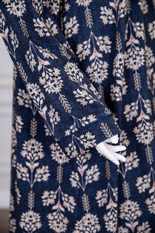 قميص نسائي شتوي طويل لون أبيض مزين برسومات باللون السماوي ياقة دائرية بأزرار و أكمام طويلة