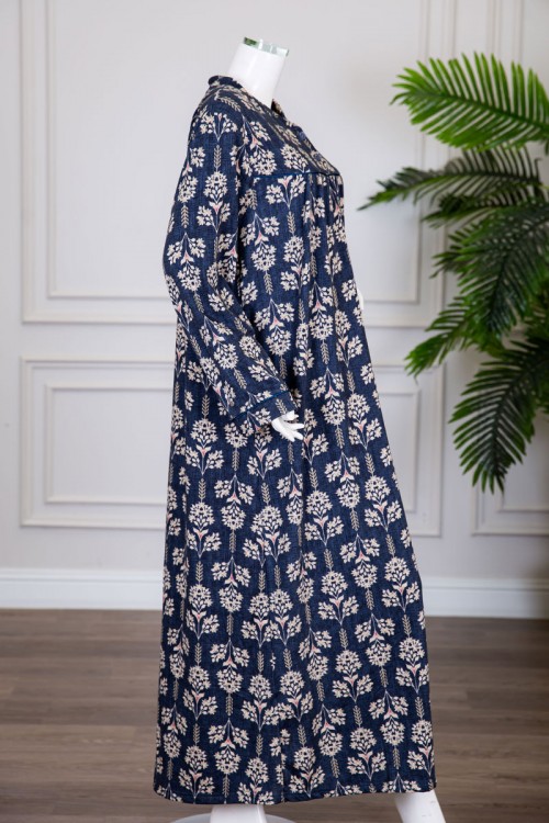 قميص نسائي شتوي طويل لون أبيض مزين برسومات باللون السماوي ياقة دائرية بأزرار و أكمام طويلة