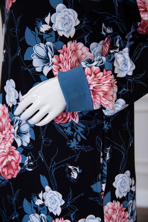 قميص نسائي شتوي طويل لون أسود مشجر باللون الأزرق و الوردي ياقة دائرية بأزرار و بأكمام طويلة