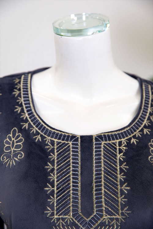 قميص نسائي شتوي طويل لون رصاصي بتطريز ذهبي ياقة دائرية و بأكمام طويلة