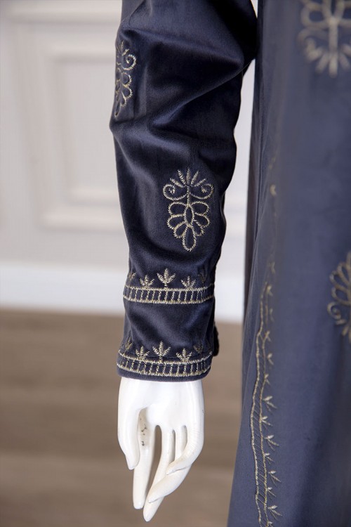 قميص نسائي شتوي طويل لون رصاصي بتطريز ذهبي ياقة دائرية و بأكمام طويلة