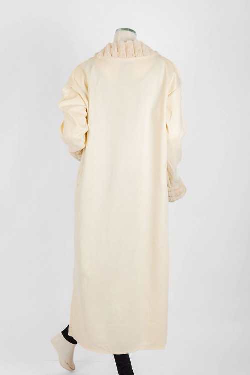 فروة نسائية شتوية طويلة لون بيج مزينة بالفرو في الأطراف