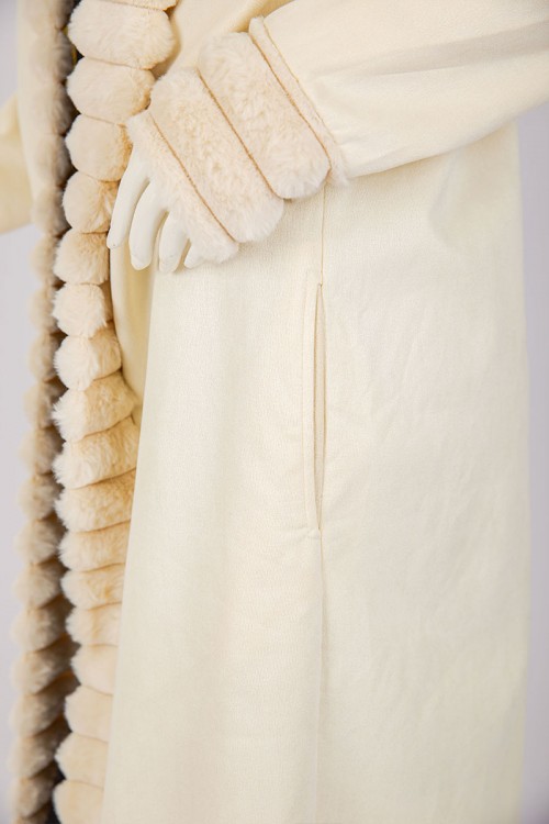 فروة نسائية شتوية طويلة لون بيج مزينة بالفرو في الأطراف