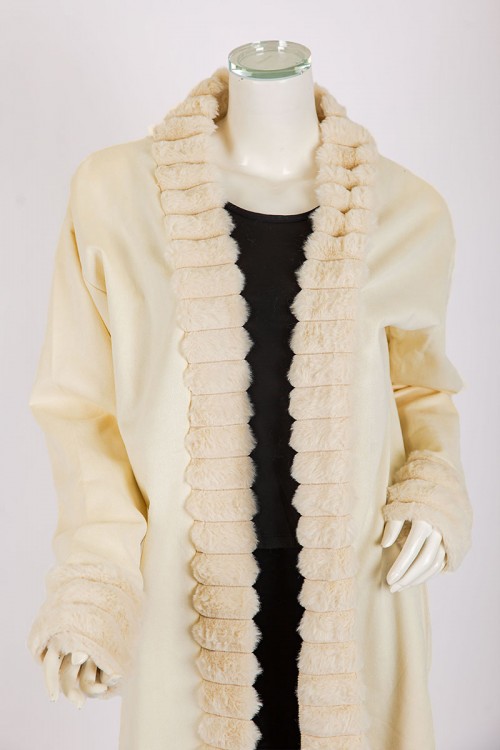 فروة نسائية شتوية طويلة لون بيج مزينة بالفرو في الأطراف