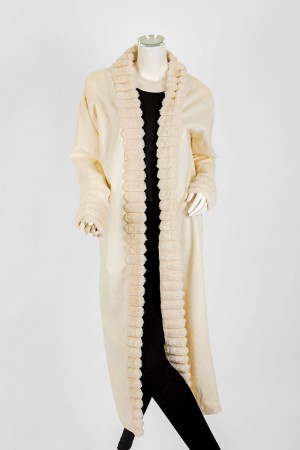 فروة نسائية شتوية طويلة لون بيج مزينة بالفرو في الأطراف