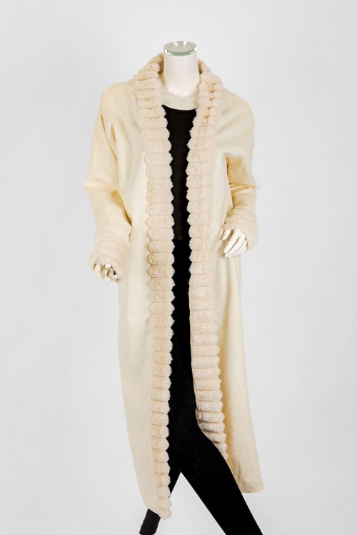 فروة نسائية شتوية طويلة لون بيج مزينة بالفرو في الأطراف