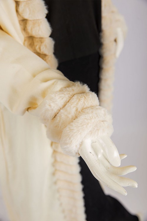 فروة نسائية شتوية طويلة لون بيج مزينة بالفرو في الأطراف