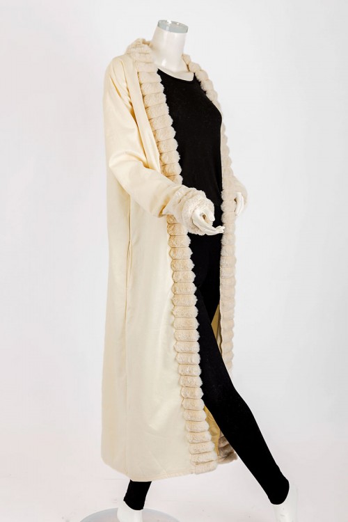 فروة نسائية شتوية طويلة لون بيج مزينة بالفرو في الأطراف