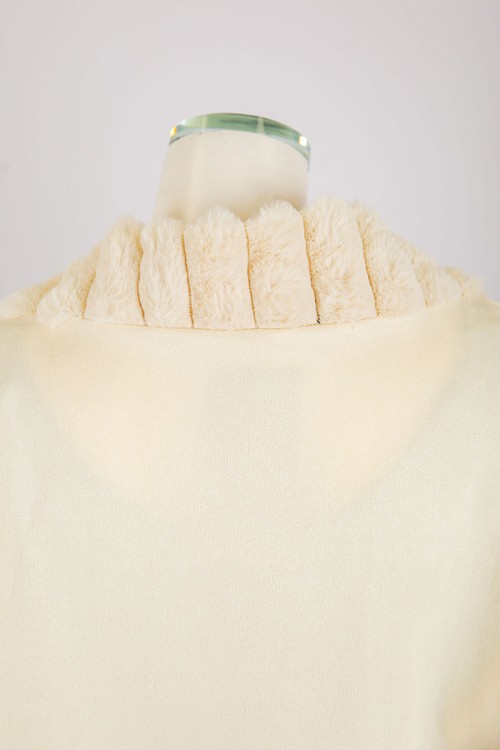 فروة نسائية شتوية طويلة لون بيج مزينة بالفرو في الأطراف