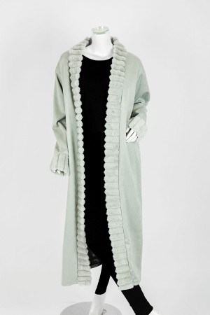 فروة نسائية شتوية طويلة لون تفاحي مزينة بالفرو في الأطراف