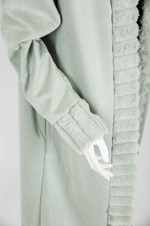 فروة نسائية شتوية طويلة لون تفاحي مزينة بالفرو في الأطراف