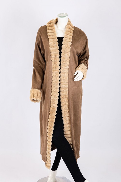 فروة نسائية شتوية طويلة لون بني مزينة بالفرو البيج في الأطراف