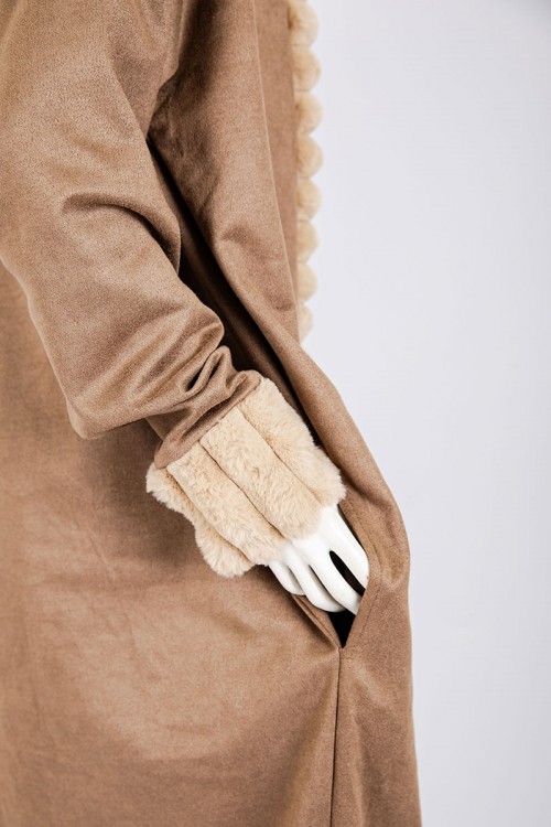 فروة نسائية شتوية طويلة لون بني مزينة بالفرو البيج في الأطراف