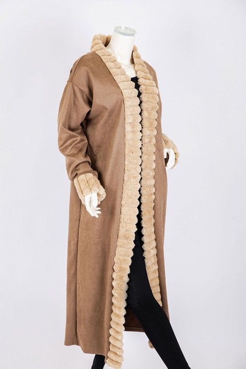 فروة نسائية شتوية طويلة لون بني مزينة بالفرو البيج في الأطراف