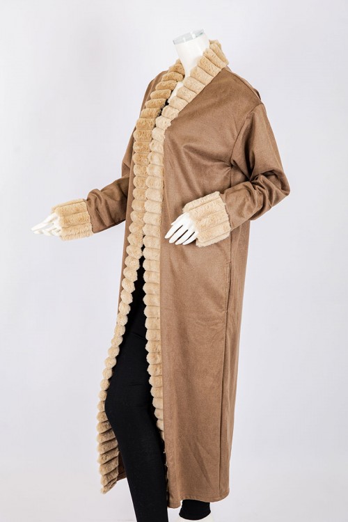 فروة نسائية شتوية طويلة لون بني مزينة بالفرو البيج في الأطراف