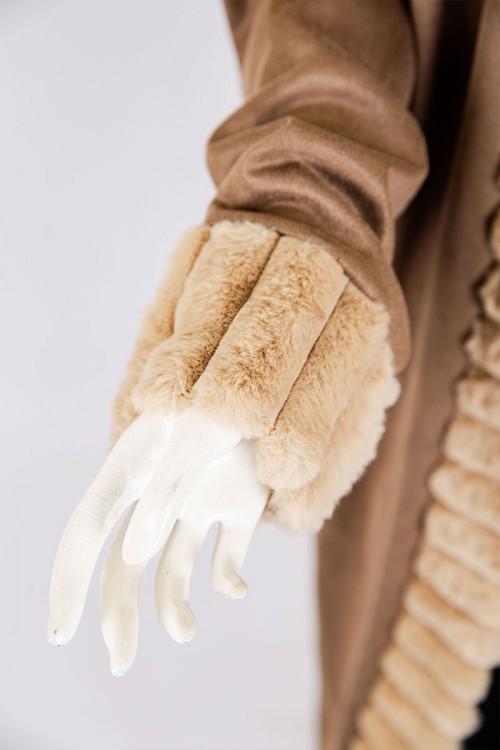 فروة نسائية شتوية طويلة لون بني مزينة بالفرو البيج في الأطراف