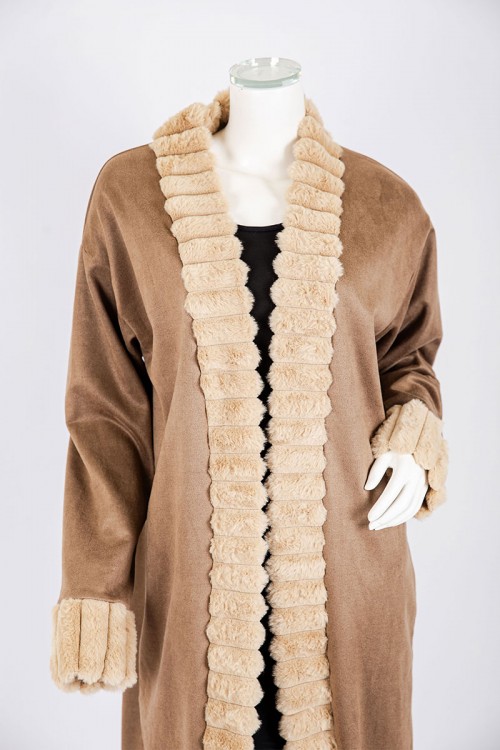 فروة نسائية شتوية طويلة لون بني مزينة بالفرو البيج في الأطراف