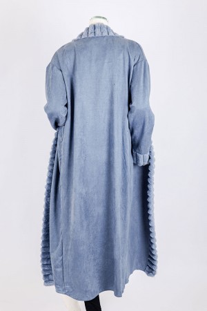 فروة نسائية شتوية طويلة لون سماوي مزينة بالفرو في الأطراف