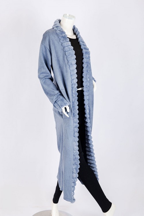 فروة نسائية شتوية طويلة لون سماوي مزينة بالفرو في الأطراف