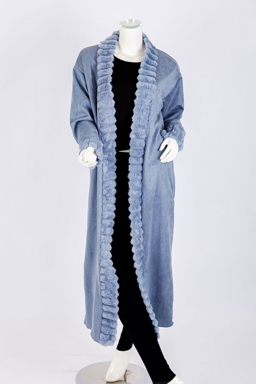 فروة نسائية شتوية طويلة لون سماوي مزينة بالفرو في الأطراف