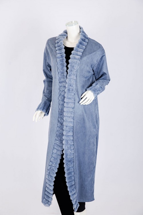 فروة نسائية شتوية طويلة لون سماوي مزينة بالفرو في الأطراف