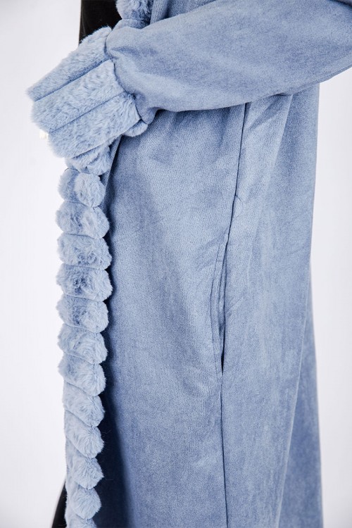 فروة نسائية شتوية طويلة لون سماوي مزينة بالفرو في الأطراف