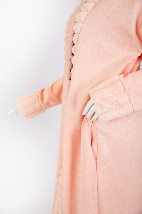 فروة نسائية شتوية طويلة لون خربزي مزينة بالفرو في الأطراف