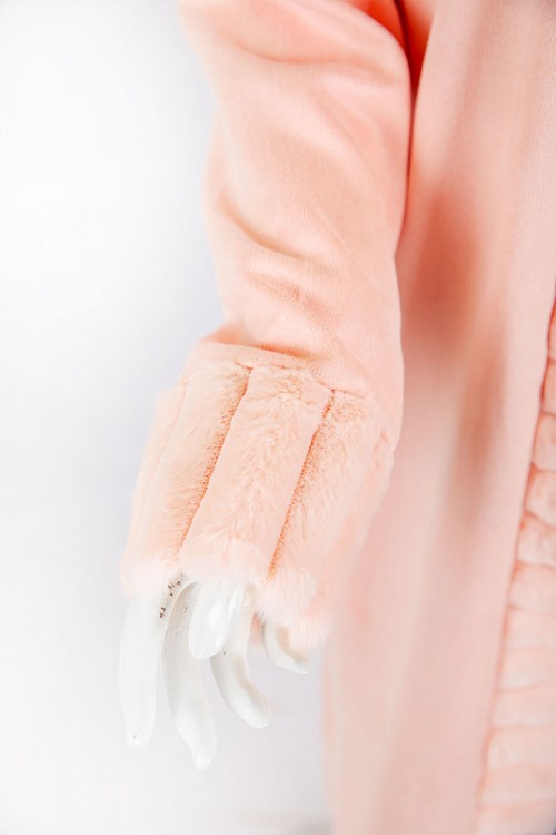 فروة نسائية شتوية طويلة لون خربزي مزينة بالفرو في الأطراف