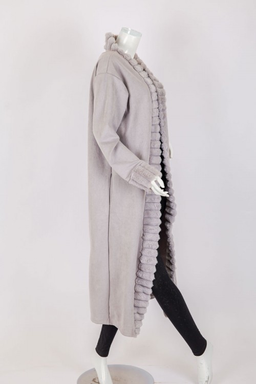 فروة نسائية شتوية طويلة لون رمادي مزينة بالفرو في الأطراف