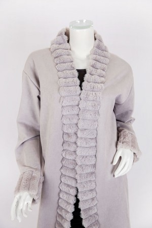 فروة نسائية شتوية طويلة لون رمادي مزينة بالفرو في الأطراف