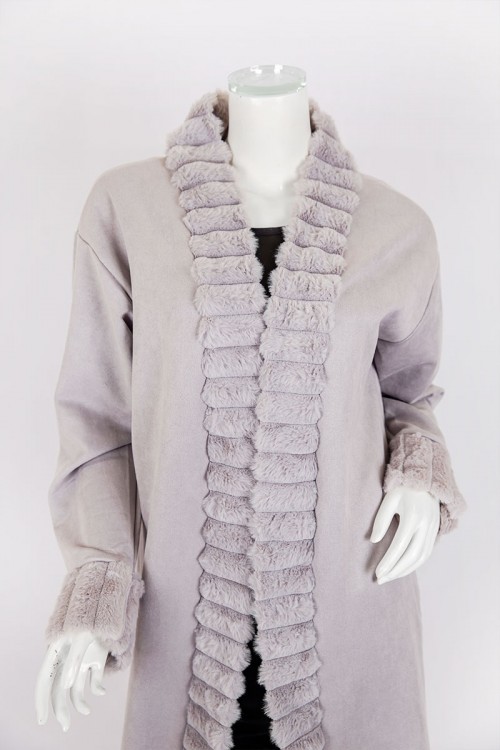 فروة نسائية شتوية طويلة لون رمادي مزينة بالفرو في الأطراف