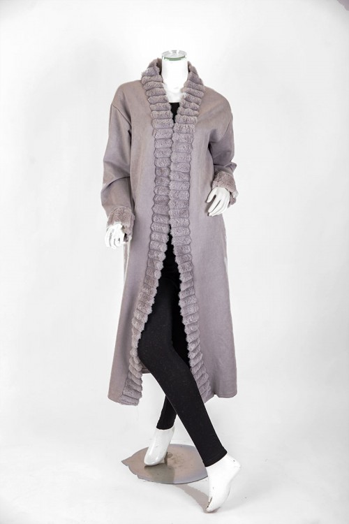 فروة نسائية شتوية طويلة لون رمادي مزينة بالفرو في الأطراف