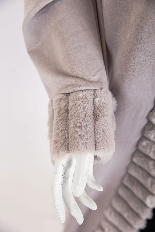 فروة نسائية شتوية طويلة لون رمادي مزينة بالفرو في الأطراف