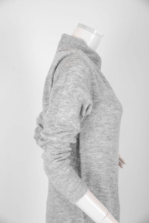 فستان نسائي شتوي قصير لون رمادي ياقة عالية و أكمام طويلة