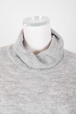 فستان نسائي شتوي قصير لون رمادي ياقة عالية و أكمام طويلة 