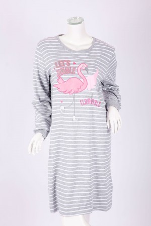 قميص نسائي شتوي ميدي لون رمادي مخطط باللون الأبيض مزين برسومات و كتابات من الأمام ياقة دائرية و أكمام طويلة 