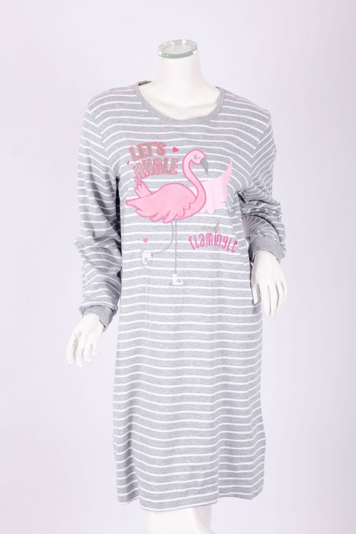 قميص نسائي شتوي ميدي لون رمادي مخطط باللون الأبيض مزين برسومات و كتابات من الأمام ياقة دائرية و أكمام طويلة