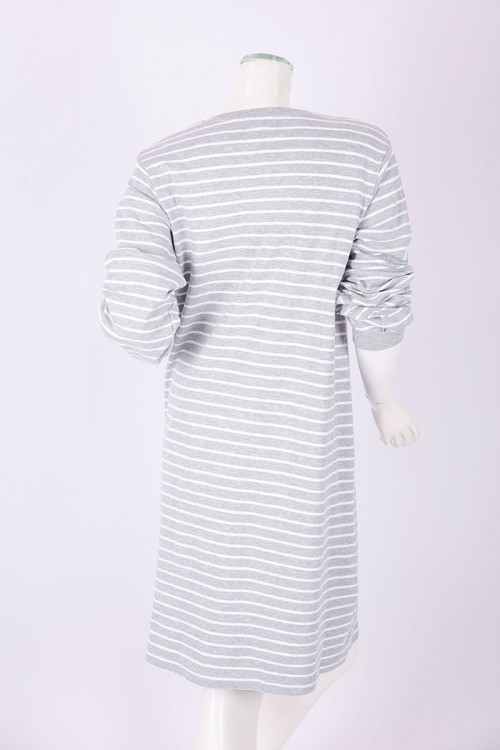 قميص نسائي شتوي ميدي لون رمادي مخطط باللون الأبيض مزين برسومات و كتابات من الأمام ياقة دائرية و أكمام طويلة