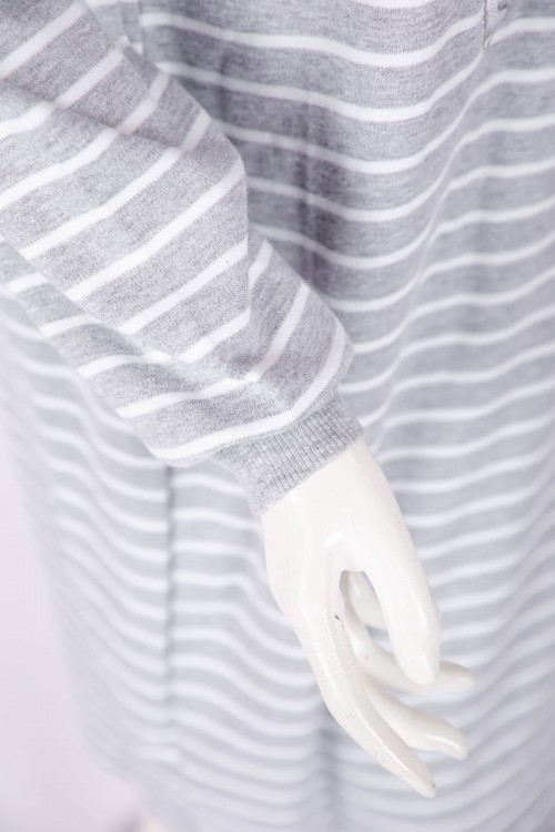 قميص نسائي شتوي ميدي لون رمادي مخطط باللون الأبيض مزين برسومات و كتابات من الأمام ياقة دائرية و أكمام طويلة