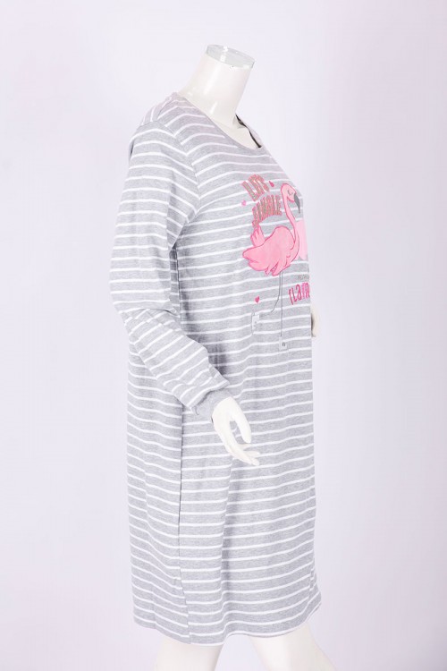 قميص نسائي شتوي ميدي لون رمادي مخطط باللون الأبيض مزين برسومات و كتابات من الأمام ياقة دائرية و أكمام طويلة