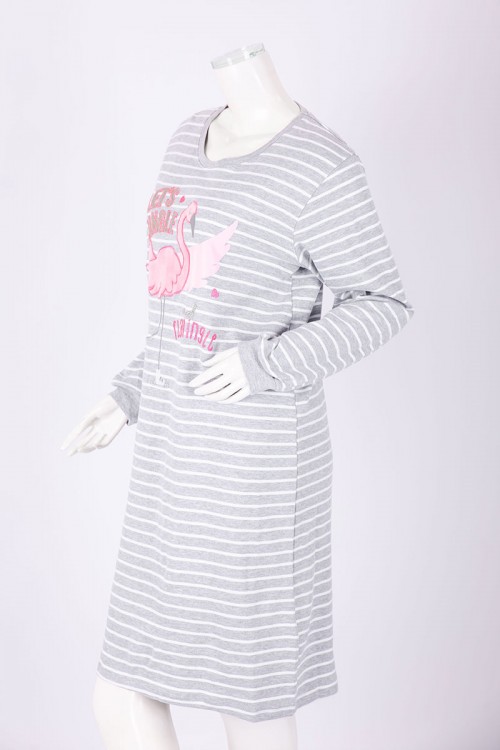 قميص نسائي شتوي ميدي لون رمادي مخطط باللون الأبيض مزين برسومات و كتابات من الأمام ياقة دائرية و أكمام طويلة