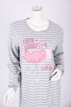 قميص نسائي شتوي ميدي لون رمادي مخطط باللون الأبيض مزين برسومات و كتابات من الأمام ياقة دائرية و أكمام طويلة 