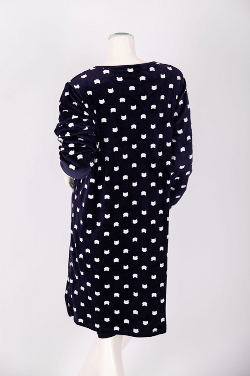 قميص نسائي شتوي ميدي لون كحلي منقط باللون الأبيض مزين بكتابات من الأمام ياقة دائرية و أكمام طويلة