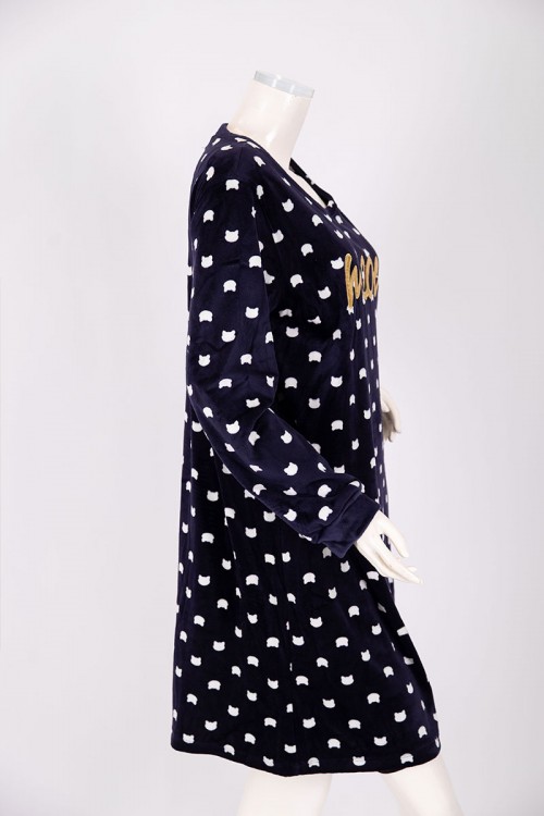 قميص نسائي شتوي ميدي لون كحلي منقط باللون الأبيض مزين بكتابات من الأمام ياقة دائرية و أكمام طويلة